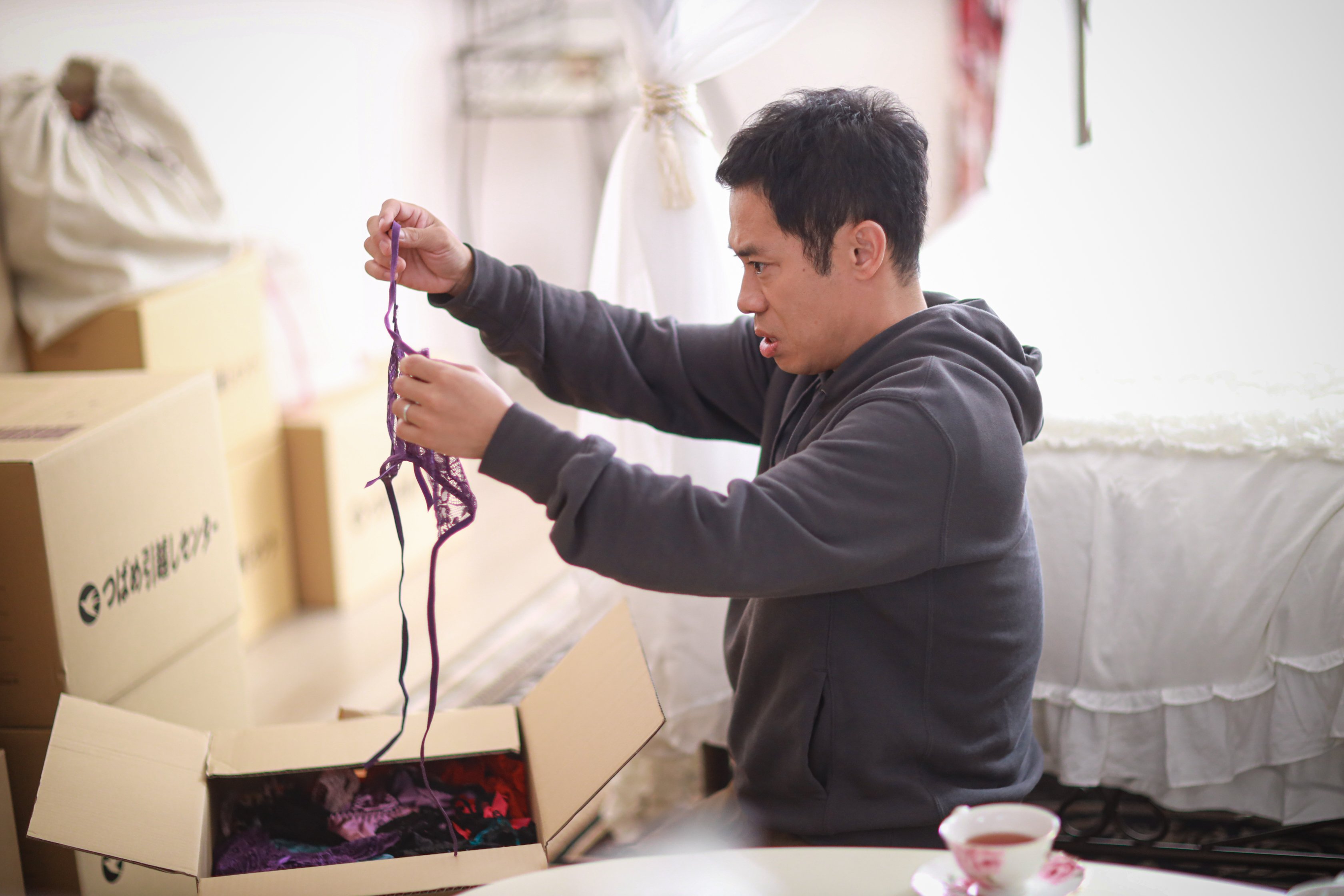 写真・画像】“セクシーすぎる隣人”藤原紀香、下着ですべって転んでキス