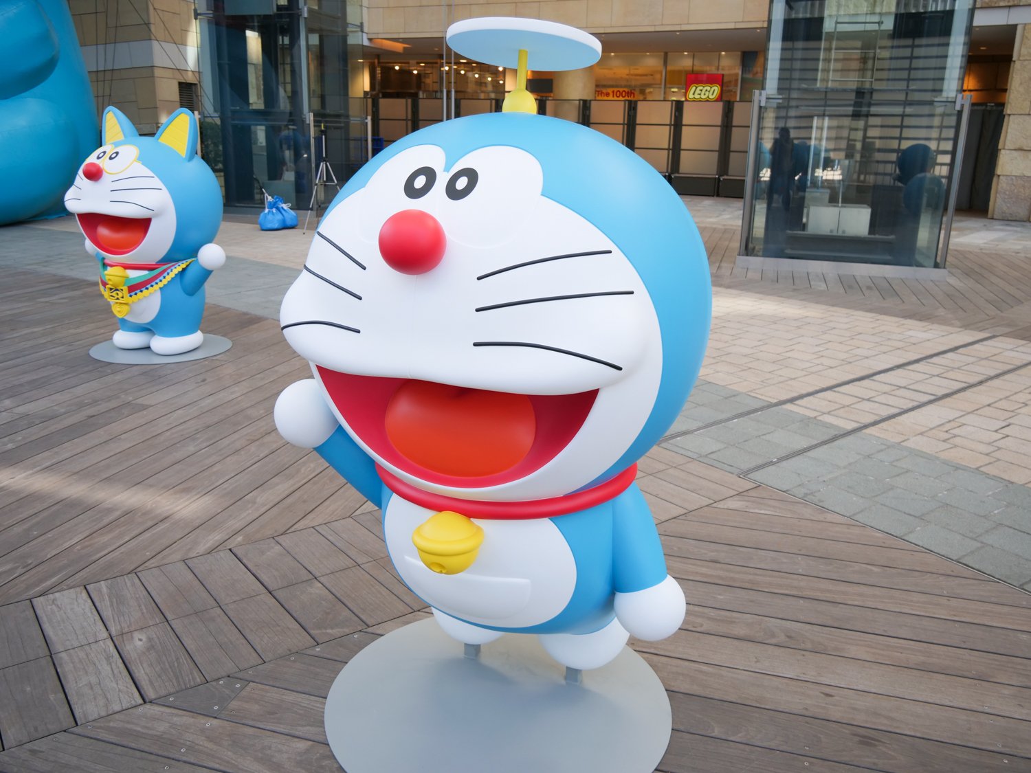 写真・画像】巨大ドラえもんバルーンと等身大ドラえもん56体が東京に