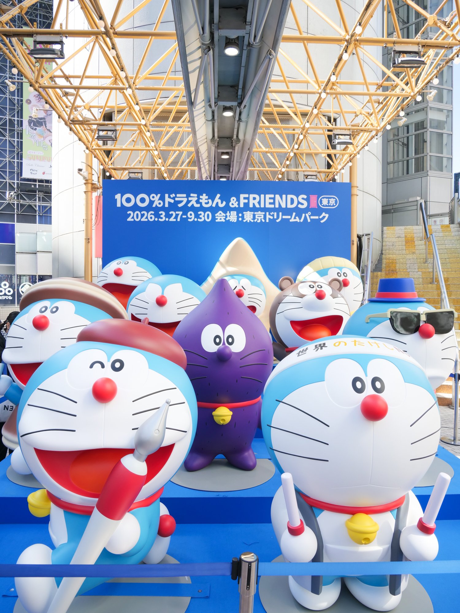 写真・画像】巨大ドラえもんバルーンと等身大ドラえもん56体が東京に