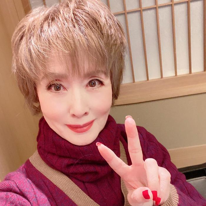 写真・画像】 小柳ルミ子、寒い日の『CHANEL』品を使ったコーデ「素敵