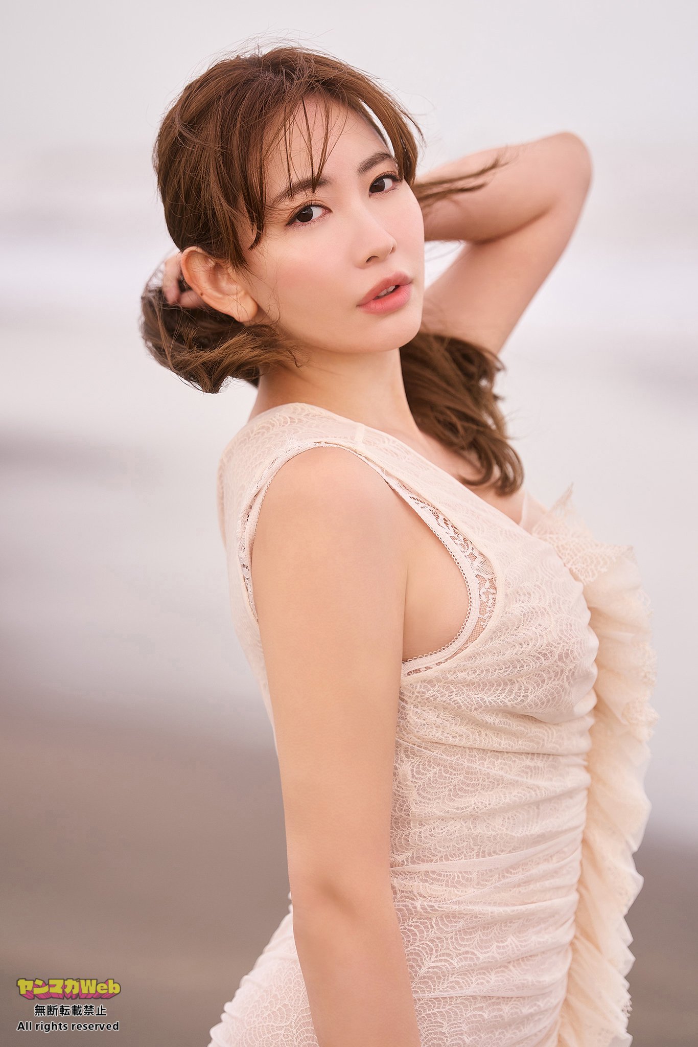 小嶋陽菜、ビキニ姿で抜群プロポーション披露「ヤンマガ」表紙登場 